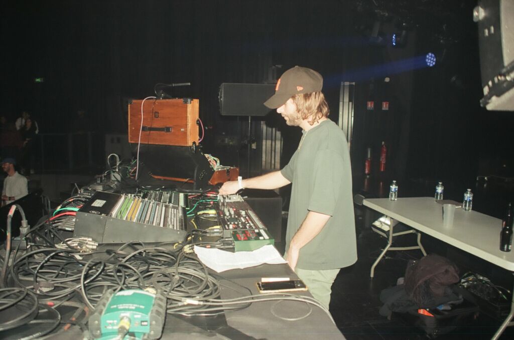 le DJ Mud deep penndnat un set