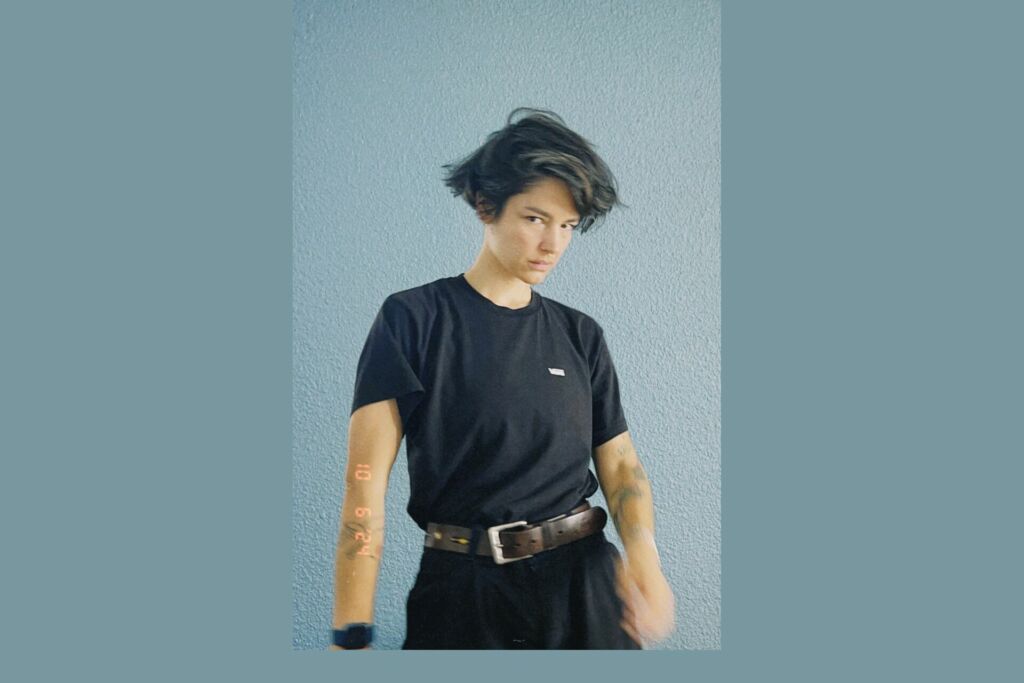 crenoka sur fond gris tee-shirt noir