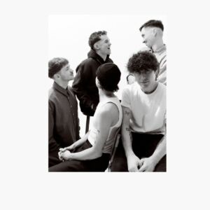 Photo noir et blanc avec les 5 membres du groupe Fragile