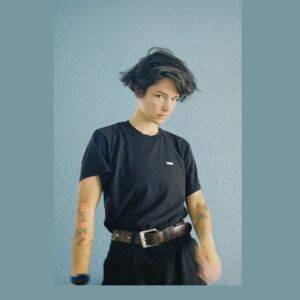 crenoka sur fond gris tee-shirt noir