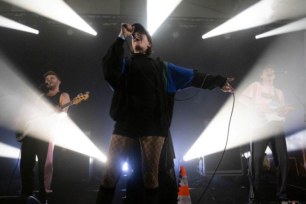 Ditter sur scène avec un halo de lumière