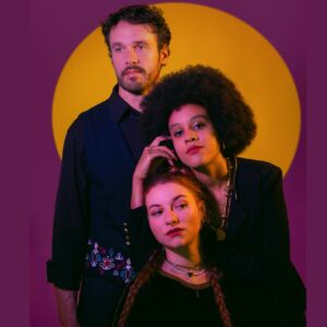 photo du trio Elektre sur fond violet