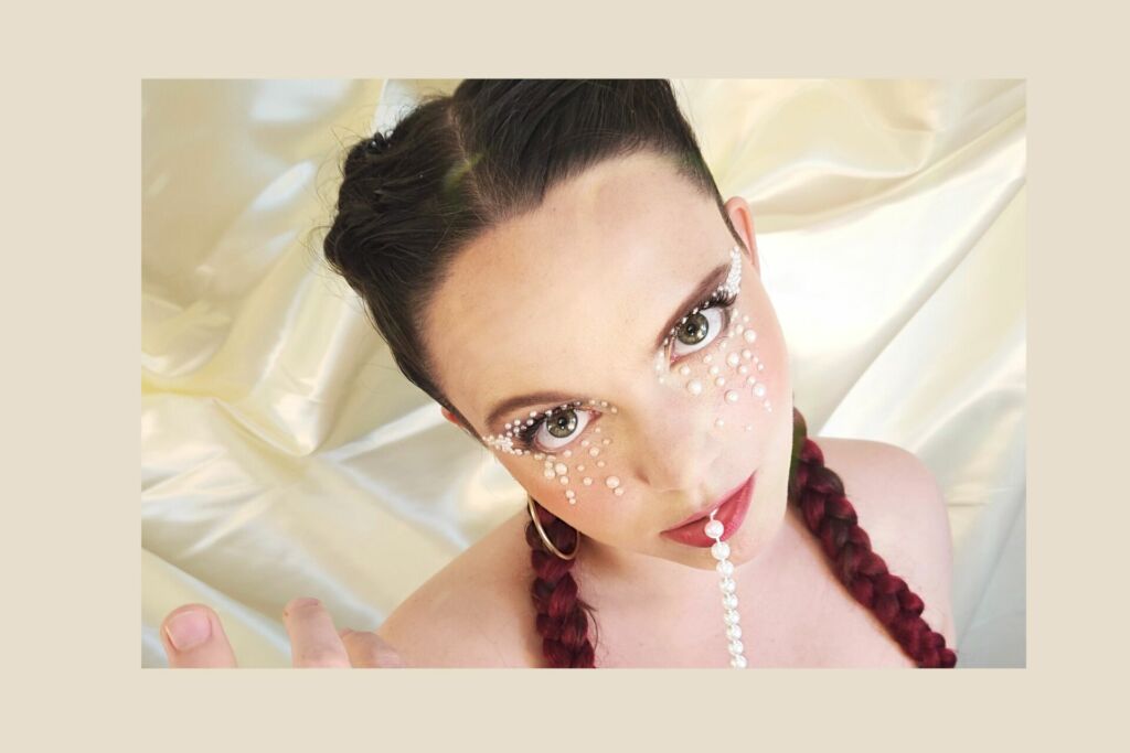 gros plan du visage de Milla Leika maquillée de paillettes