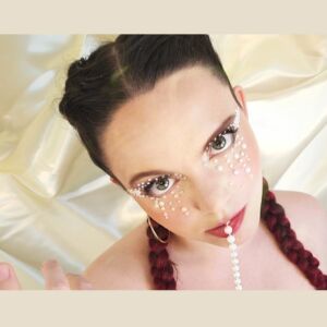 gros plan du visage de Milla Leika maquillée de paillettes