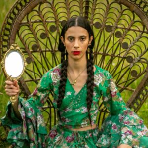 Morjane Ténéré sur un fauteuil au milieu d'un champ