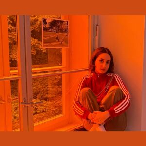 photo dur fond orangé de Nad1a