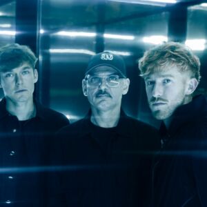 Le trio Roszalie dans un ascenceur